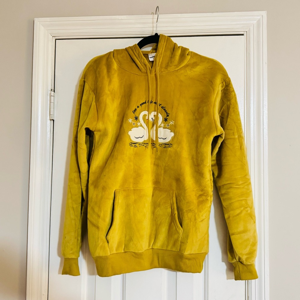 👑 NWOT Yellow Hoodie with Swan Design